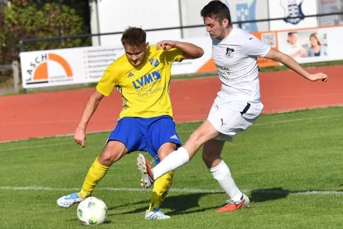 Dreierwaldes Fabian Unewisse (l.) klärt das Leder gegen Reckes Moritz Kellermeier.