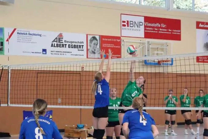 Im Stadtderby zwischen dem SV Teuto Riesenbeck II, hier mit Franziska Kimmel nach Zuspiel von Violetta Kovalenko im Angriff, und dem FC Stella Bevergern, hier mit Elisa Wenninghoff im Block, stand der Sieger erst nach fünf Sätzen fest.