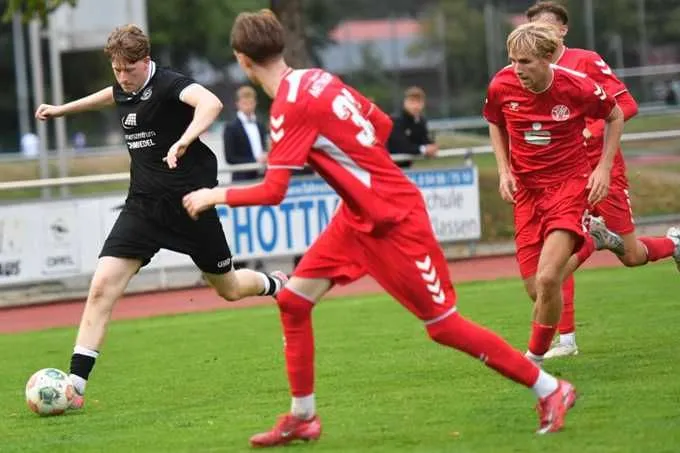 Auf Neuzugang Haakon Look (l.) und die DJK Arminia Ibbenbüren wartet am Mittwochabend das nächste Flutlichtduell.