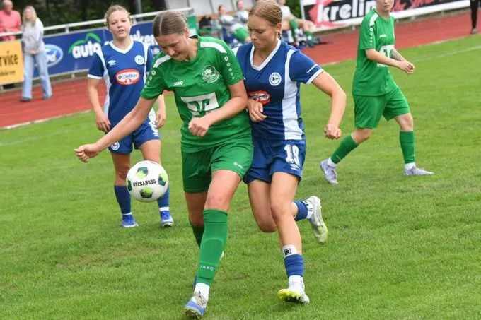 Jule Meyer (l.) und die DJK-Frauen wollen gegen Flaesheim eine Antwort auf die herbe 1:5-Schlappe zuletzt geben.