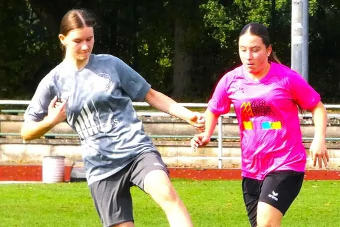 Greta Schwitalla (l.) und die C-Mädchen der DJK Arminia Ibbenbüren haben die Endspielteilnahme mit einer weißen Weste geschafft.